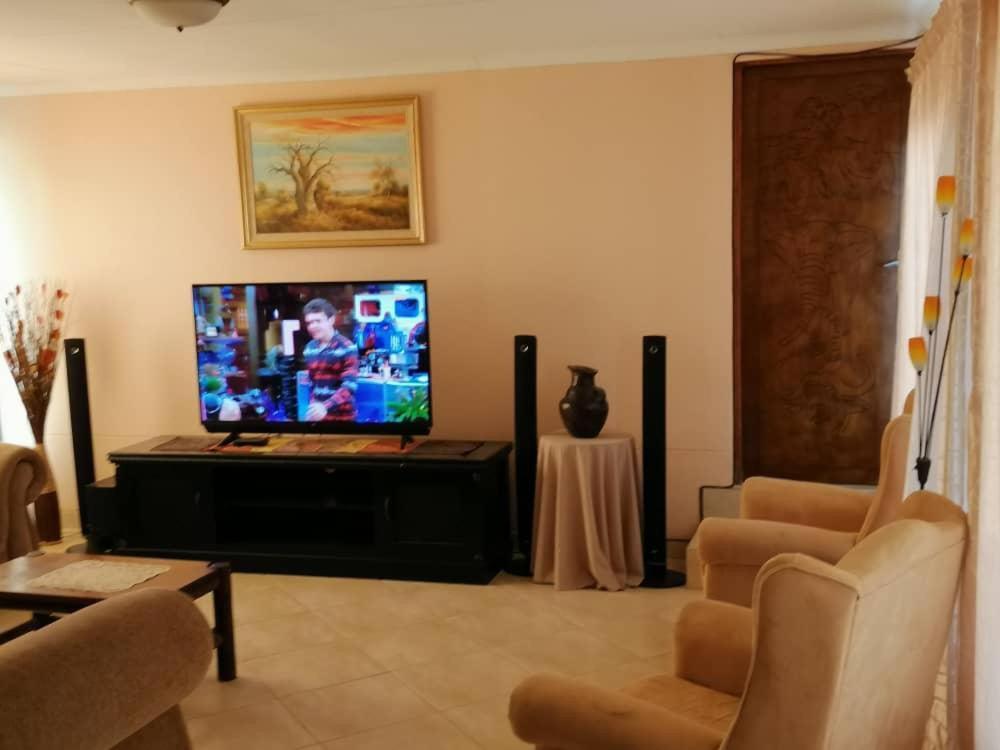 Jjp Self Catering - Three Bedroom House Lüderitz Esterno foto