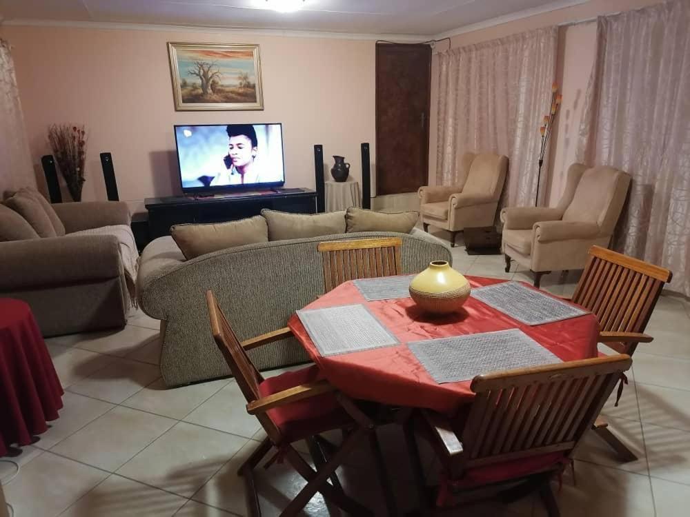 Jjp Self Catering - Three Bedroom House Lüderitz Esterno foto